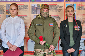 Парту героя открыли в центре образования «Ступени» во Владивостоке Парту героя открыли в центре образования «Ступени» во Владивостоке