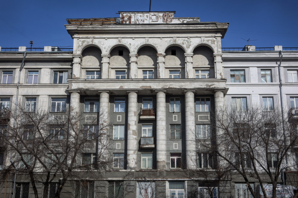 Колонны, порталы и&nbsp;беседка на&nbsp;крыше: заглянем в&nbsp;&laquo;сталинки&raquo; на&nbsp;Фабричной